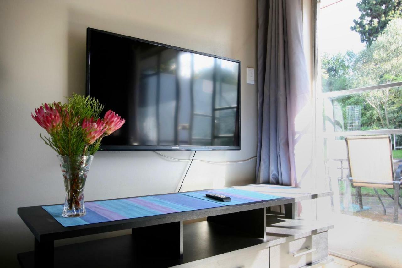 Clouds Guest House Дурбанвиль Экстерьер фото